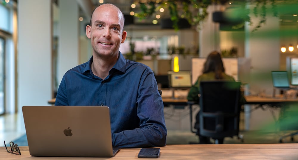 Bright Digital medewerker zit achter bureau te werken aan HubSpot website