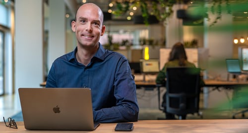 Bright Digital medewerker zit achter bureau te werken aan HubSpot website