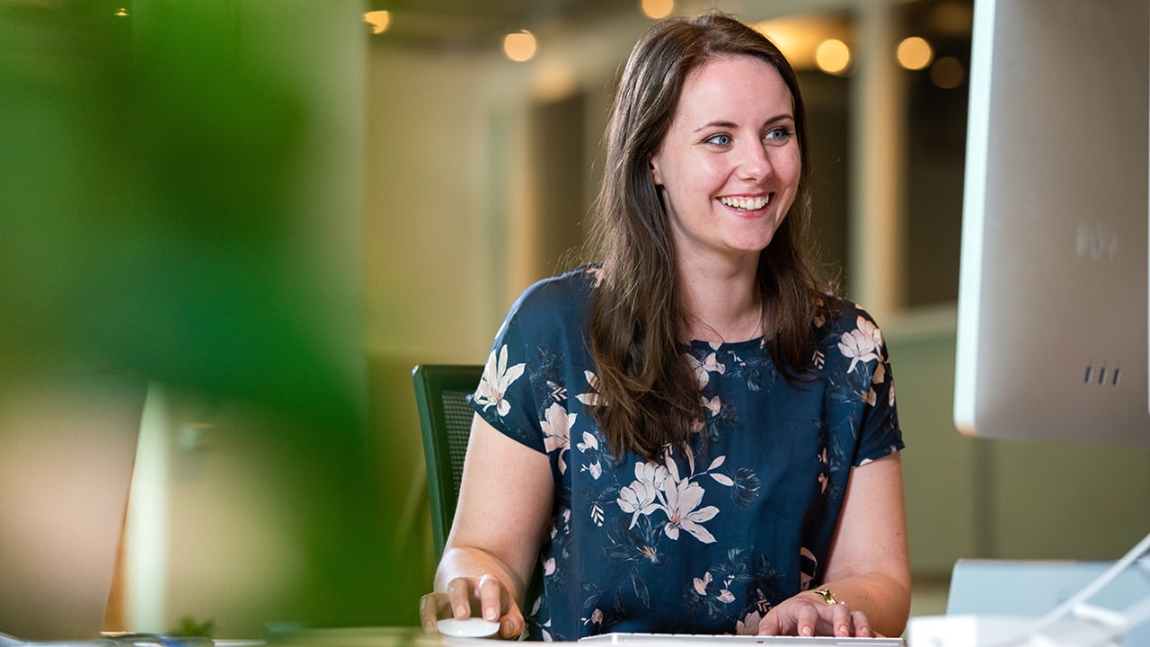 HubSpot marketeer achter beeldscherm