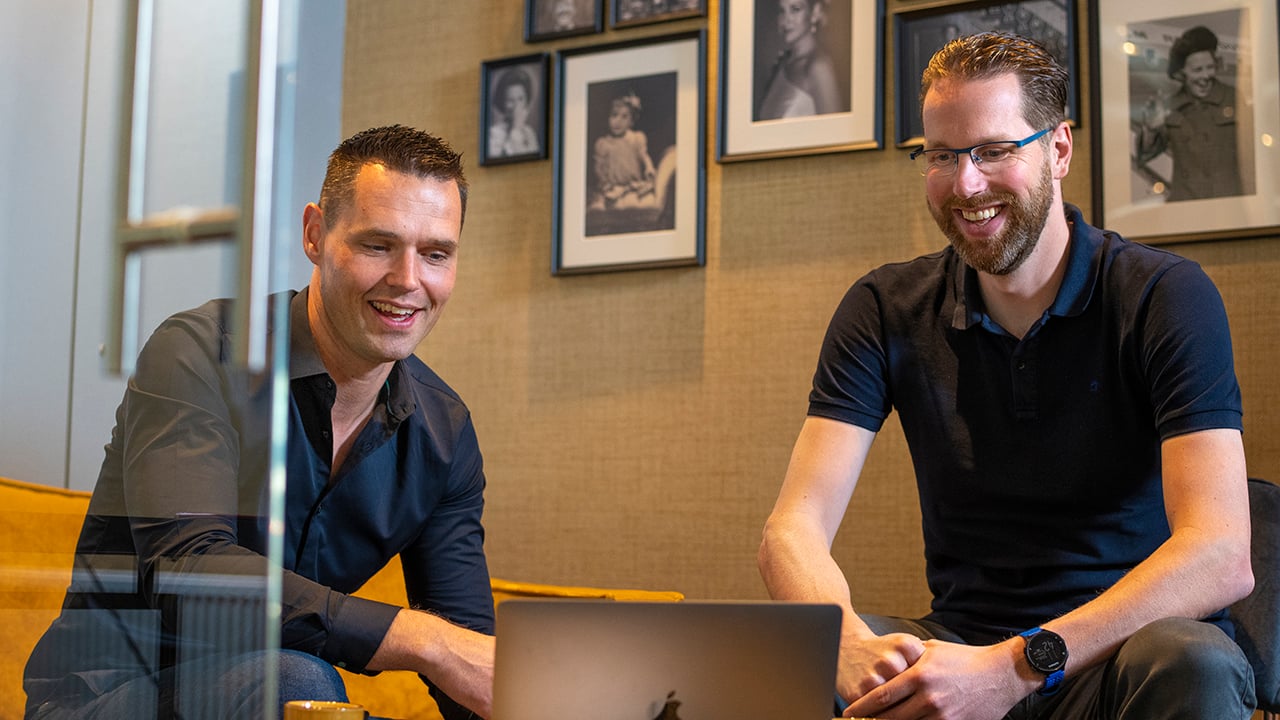 HubSpot consultants van Bright controleren op laptop een HubSpot Onboarding