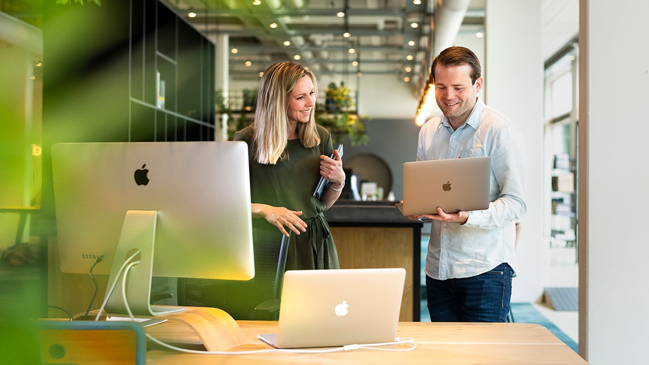 Roos en Daan in overleg bij een laptop over HubSpot Automation