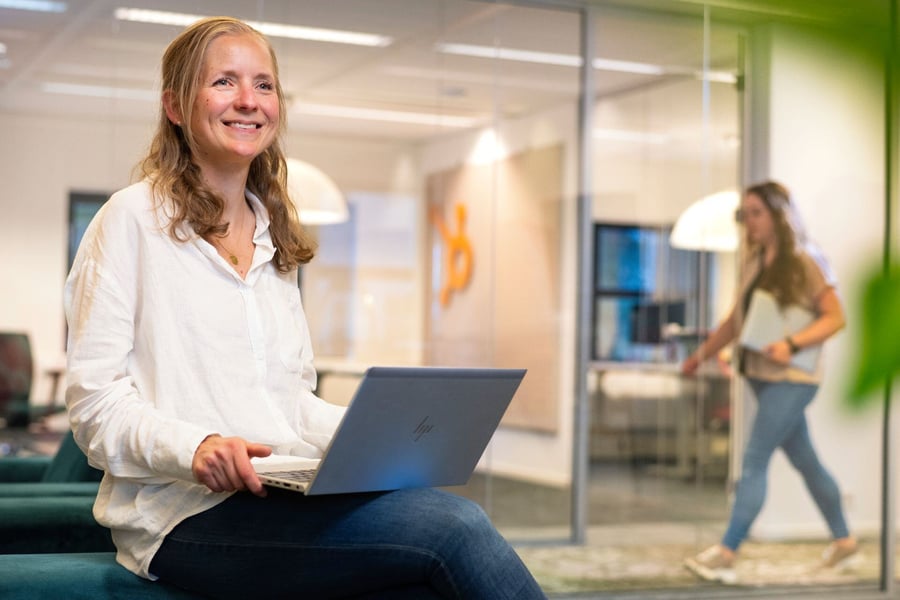 Nmg_Marleen_met_HubSpot_achtergrond