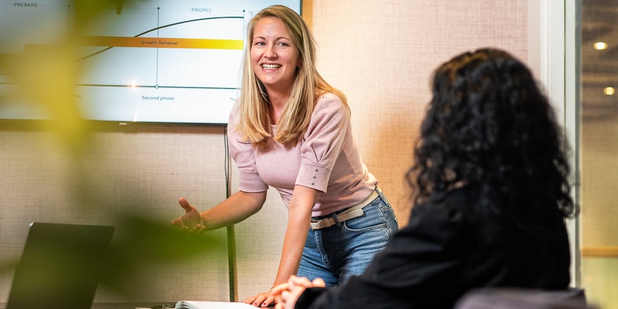Gecertificeerde HubSpot Trainer geeft uitleg tijdens Training Social Media Marketing voor behalen van het certificaat.