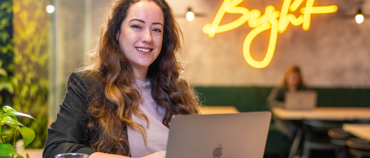 Mandy van Bright Digital lacht naar de camera in kantoor Nijmegen