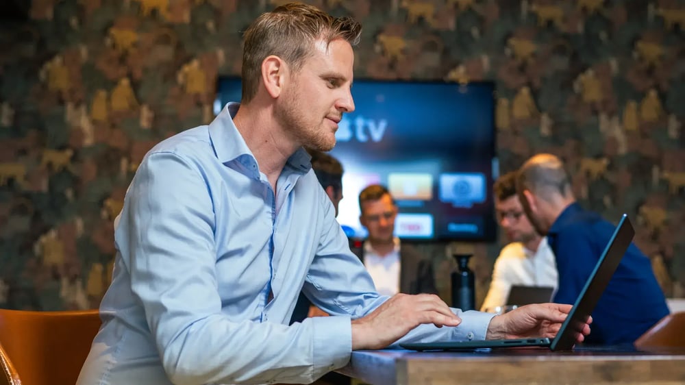 Marketing manager van Bright Digital is aan tafel met collega's aan het praten over marketing automation