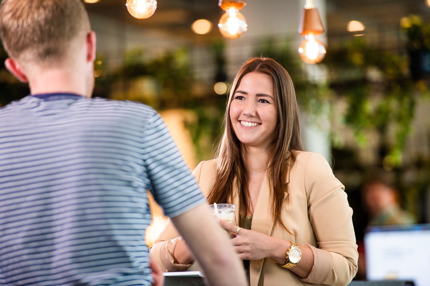 Bright Digital medewerkster lacht naar collega in het kantoor in Apeldoorn
