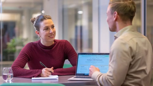 Bright Digital collega's bespreken hoe zij het best SEO kunnen inzetten 