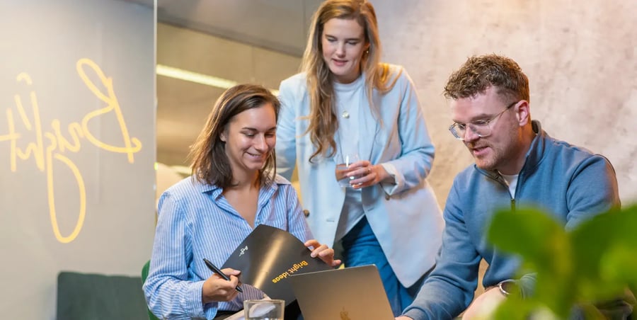 Drie collega's van Bright Digital die in gesprek zijn over HubSpot