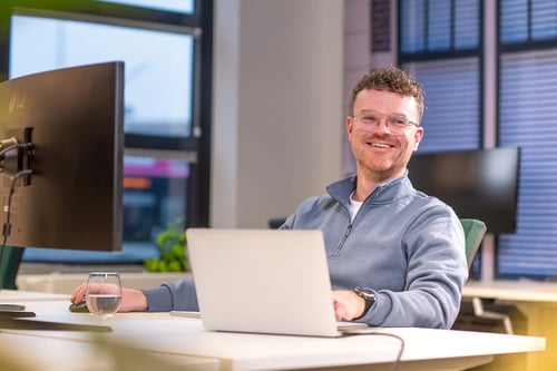 Ruben die werkzaam is bij Bright Digital lacht en is bezig met het schoonhouden van de CRM